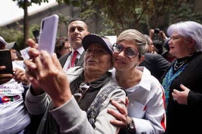 La primera dama de Colombia, Verónica Alcocer, se toma fotos con los seguidores del mandatario durante la marcha de este miércoles en Bogotá.