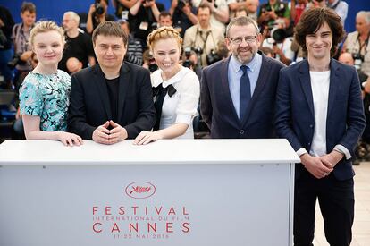 El cineasta rumano Cristian Mungiu (2i), posa junto a sus compatriotas, los actores (i-d) Maria Dragus, Malina Manovici, Adrian Titieni y Rares Andrici, durante el pase gráfico de la película 'Bacalaureat' en la 69º edición del Festival Internacional de Cine de Cannes.