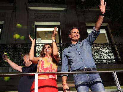 Pedro Sánchez y María Jesús Montero saludaban, la noche del 23 de julio, a los simpatizantes del PSOE en la madrileña calle de Ferraz.
