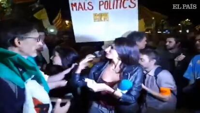 Unos manifestantes independentistas increpan a una periodista de Telecinco.