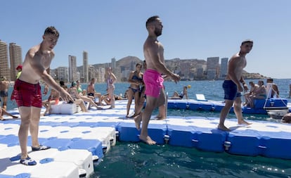 Bañistas en una plataforma acuática en Benidorm.