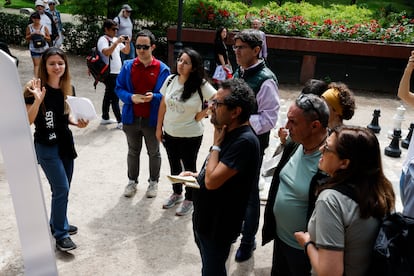 Los participantes en la yincana, delante de uno de los paneles con pistas.  