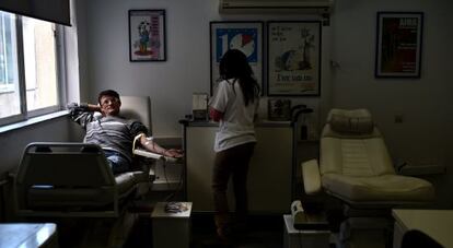 Un home dóna sang en un hospital de la illa grega de Samos, al gener.