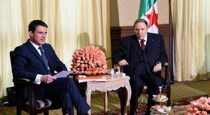 El primer ministro francés, Manuel Valls, y el presidente argelino, Abdelaziz Buteflika, el 10 de abril en Argel.