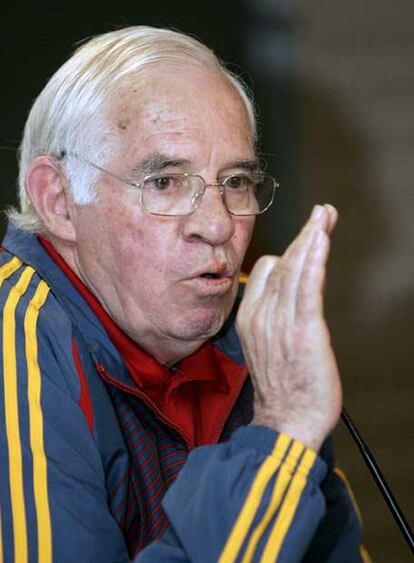 Luis Aragonés, durante su conferencia de prensa de ayer.