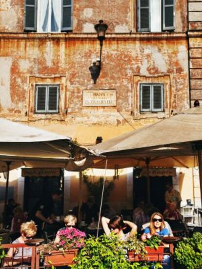 Una terraza en la plaza de Santa amria, en el barrio del Trastévere de Roma.