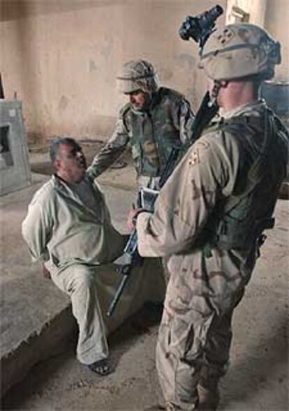 Un soldado de EE UU interroga a un iraquí, ayer en Tikrit.