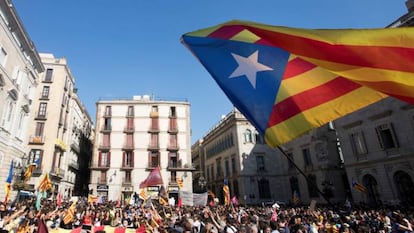 CIENTOS DE ESTUDIANTES CONCENTRAN ANTE EL PALAU DE LA GENERALITAT