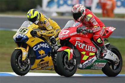 Marco Melandri (a la derecha) pugna con Valentino Rossi.