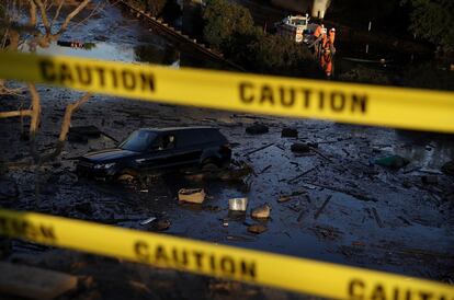 Un coche atrapado en el barrio en la autopista 101 de Montecito, California, el 10 de enero de 2018.