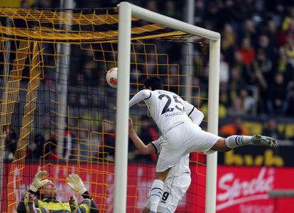 El jugador del Hannover Abdellaoue marca ante el Dormund.