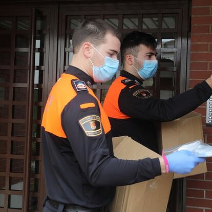 El Ayuntamiento de Torrejón de Ardoz ha comenzado este jueves el buzoneo en cada vivienda de la localidad de 10 mascarillas higiénicas "ante la dificultad" de muchos vecinos para comprarlas, según anunciaba el alcalde, Ignacio Vázquez, en un vídeo publicado en sus redes sociales.