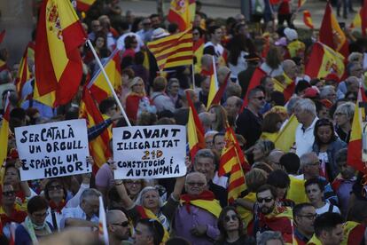 Carteles contra la independencia y a favor de la unidad de España durante la manifestación convocada por Societat Civil Catalana en respuesta a la resolución de independencia aprobada en el Parlamento catalán.