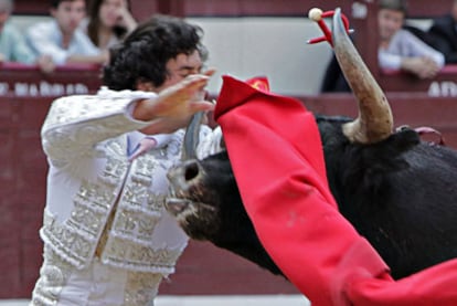 Miguel Abellán reicbe una cornada en la boca al entrar a matar a su primer toro.