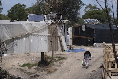 Una chabola de uralita con placas solares en el asentamiento de Palos de la Frontera (Huelva).