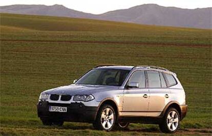 El BMW X3 es casi igual de grande que el X5. El frontal mantiene el mismo aire de familia, pero con una carrocería más baja y estrecha, y un aspecto menos voluminoso.