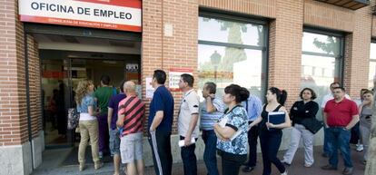 Un grupo de personas hace cola en una oficina de empleo en Alcal&aacute; de Henares.