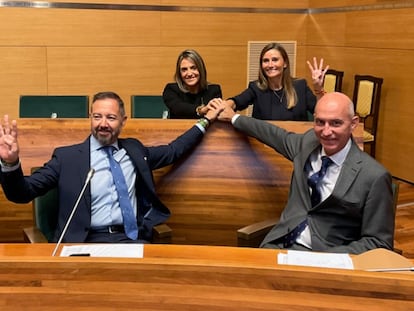 Juanma Badenas, primero por la izquierda, con los otros tres concejales de Vox en el Ayuntamiento de Valencia.
