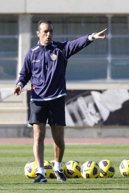 José Luis Oltra dirige un entrenamiento del Almería.