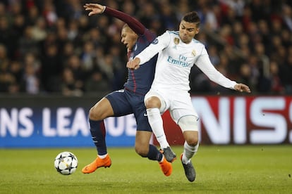 Kylian Mbappe, lucha por llevarse el balón frente a Casemiro.