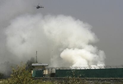 Un helicóptero rastrea la base militar atacada en Jalalabad.