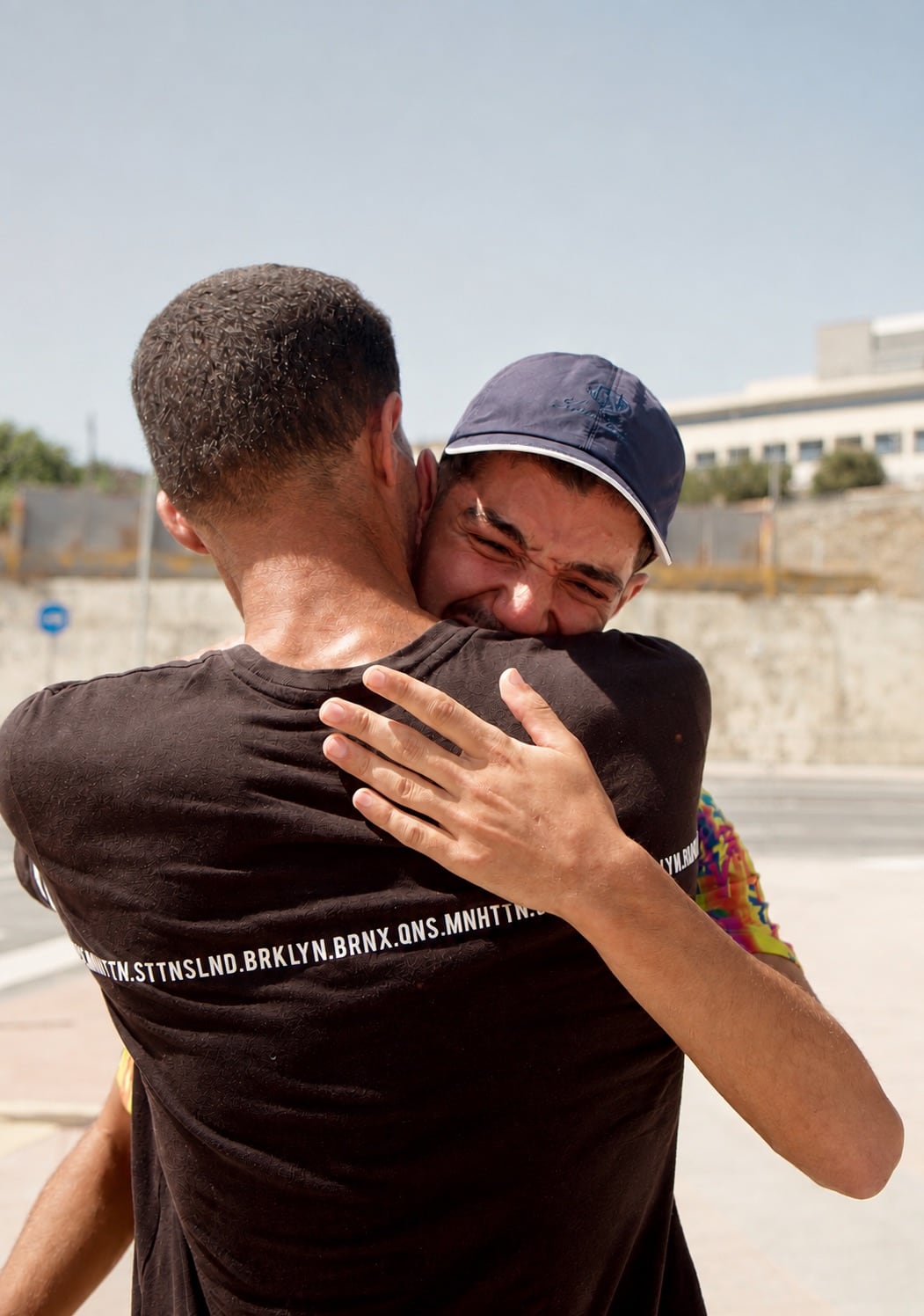 Karim Molahid se despide de su amigo en la frontera antes de salir voluntariamente este lunes de Ceuta a Marruecos por Tarajal
