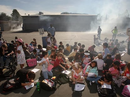 Alumnos de primaria reunidos en el patio de su colegio durante el simulacro de terremoto, en la ciudad de Burbank.