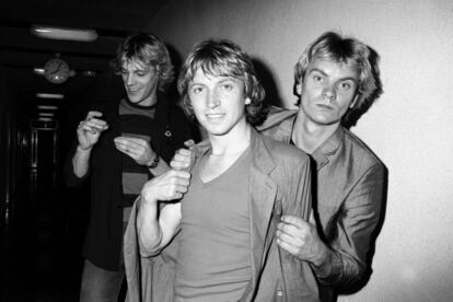 Imagen en la que aparecen los miembros que formaban parte de la banda británica The Police en 1979: Stewart Copeland, Henry Padovani y Sting, juntos en el Loreley Music Festival de Frankfurt.