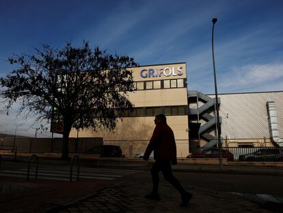 Una persona pasa delante de una planta de Grifols en Coslada, al este de Madrid.