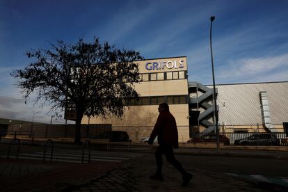 Una persona pasa delante de una planta de Grifols en Coslada, al este de Madrid.