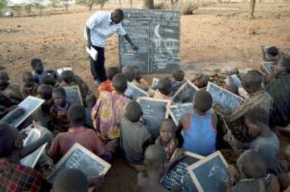Un profesor da clases a varios alumnos en Karamoja (Uganda). EFE/Archivo