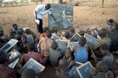 Un profesor da clases a varios alumnos en Karamoja (Uganda). EFE/Archivo