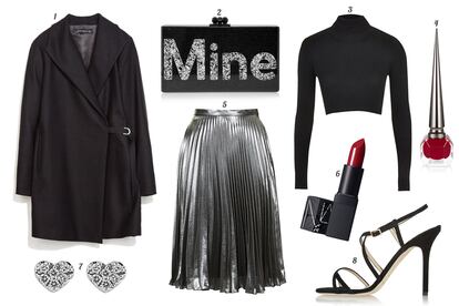 1. Zara Abrigo oversize cruzado. 2. Edie Parker Clutch rgido con la palabra 'Mine' en glitter. 3. Topshop Crop top con cuello cisne. 4. Christian Louboutin Laca de u?as. 5. Topshop Falda plisada. 6. NARS Barra de labios 'Laced with Edge - Hardwired'. 7. Aristocrazy Pendientes de corazones de oro blanco y brillantes. 8. Jimmy Choo Sandalia de tiras de ante.