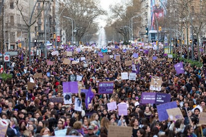 Una imagen de la manifestación del 8-M en Barcelona este 2020. PAU VENTEO (EUROPA PRESS)