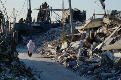 Una palestina camina entre los escombros en Beit Hanun, el 12 de agosto. La ONU estima que alrededor de 10.000 viviendas han sido destruidas en la Franja desde el inicio de la ofensiva israelí el 8 de julio