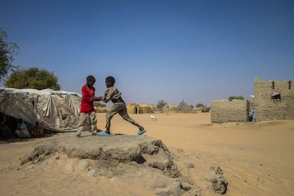 11 regiones del país sobre 20 superan el umbral de emergencia de malnutrición.
En la imagen, dos niños juegan en el campo de desplazados de Magui, en la región del Lago Chad. 