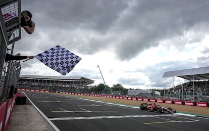 El piloto español de Fórmula Uno Carlos Sainz, de la Escuderia Ferrari, cruza la línea de meta para ganar el Gran Premio de Fórmula Uno de Gran Bretaña en el circuito de Silverstone.