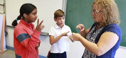 Maite, responsable de lenguaje de signos, se comunica con alumnos con discapacidad auditiva, en UN colegio para ni&ntilde;os sordos.
