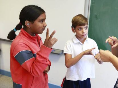 Maite, responsable de lenguaje de signos, se comunica con alumnos con discapacidad auditiva, en UN colegio para niños sordos.