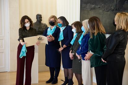 La presidenta de la Comunidad de Madrid, Isabel Díaz Ayuso, tras recibir el premio de la Asociación Española de Mujeres Empresarias (ASEME).