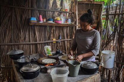 Selena Gómez preparando tortillas en su cocina en la comunidad de Balgüe, Ometepe. 