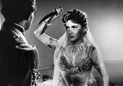 Gina Lollobrigida intenta matar a Gerard Philipe en 'Les Belles De Nuit'.