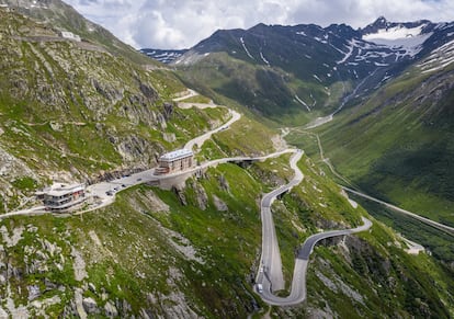 Los Alpes nunca desaparecen del retrovisor, y a cada momento dan ganas de parar el coche y empuñar la cámara en el sinuoso y empinadísimo trayecto por carretera del Furkapass, desde el remoto valle de Goms, en el Valais, hasta Andermatt en el cantón de Uri, una región erizada de montañas. El puerto de Furka (2.431 metros), que separa los cantones de Valais y Uri, es la puerta de entrada al sudeste del país. El ascenso ofrece magníficas vistas del fracturado glaciar del Ródano que atraviesa el Valais y penetra en el lago Lemán. Es muy popular subir al puerto en moto o en coche, en un ascenso inmortalizado en la persecución del clásico de James Bond ‘Goldfinger’ (1964). Hay que tener cuidado con las innumerables curvas cerradas de esta tortuosa carretera, inaugurada en 1867. Una vez arriba del puerto, un sendero de un kilómetro lleva hasta la gruta de hielo del glaciar del Ródano. Las vistas son fabulosas y el interior de la cueva es increíble. 