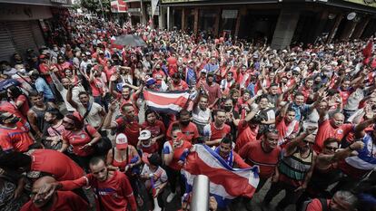 Aficionados costarricenses celebran la clasificación al Mundial, en San José.