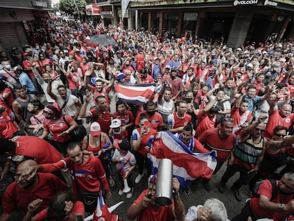 Aficionados costarricenses celebran la clasificación al Mundial, en San José.