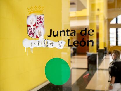 Puerta de la estación de autobuses de Zamora, con la palabra 'Castilla' y los castillos del escudo tachados, el 28 de junio.