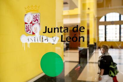 Puerta de la estación de autobuses de Zamora, con la palabra 'Castilla' y los castillos del escudo tachados, el 28 de junio.