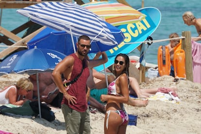 Lara Álvarez junto a Adrián Torres, en Formentera en julio.