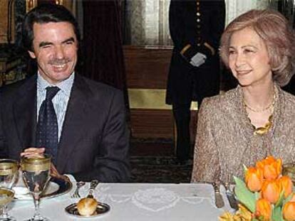 La reina Sofía y José María Aznar, durante el almuerzo que ofrecieron ayer los Reyes al Gobierno en funciones en el palacio Real.