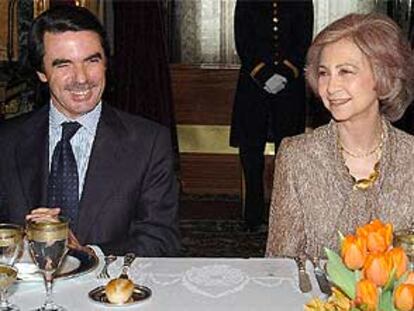 La reina Sofía y José María Aznar, durante el almuerzo que ofrecieron ayer los Reyes al Gobierno en funciones en el palacio Real.